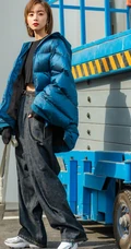 胡冰卿清爽短发造型现身街头，时尚羽绒服加身酷美动人