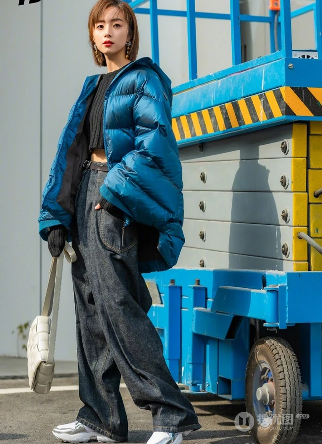 胡冰卿清爽短发造型现身街头，时尚羽绒服加身酷美动人