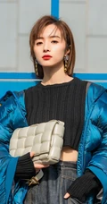 胡冰卿清爽短发造型现身街头，时尚羽绒服加身酷美动人