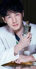 白宇化身白衣绅士，手拿香水尽显优雅绅士风范