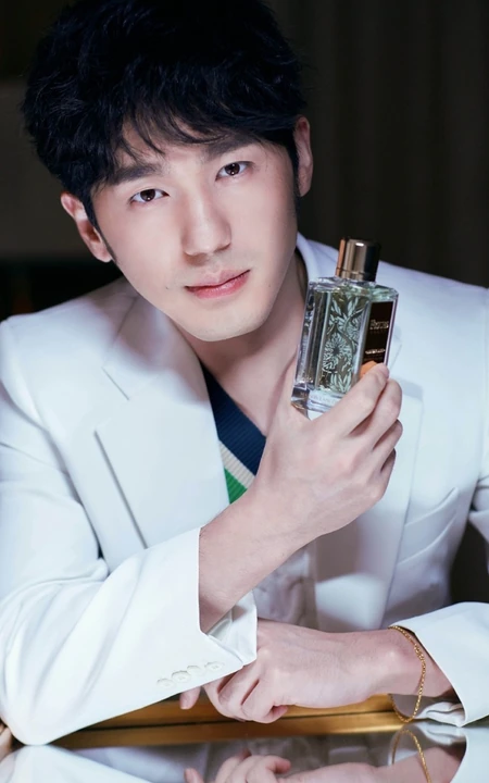 白宇化身白衣绅士，手拿香水尽显优雅绅士风范