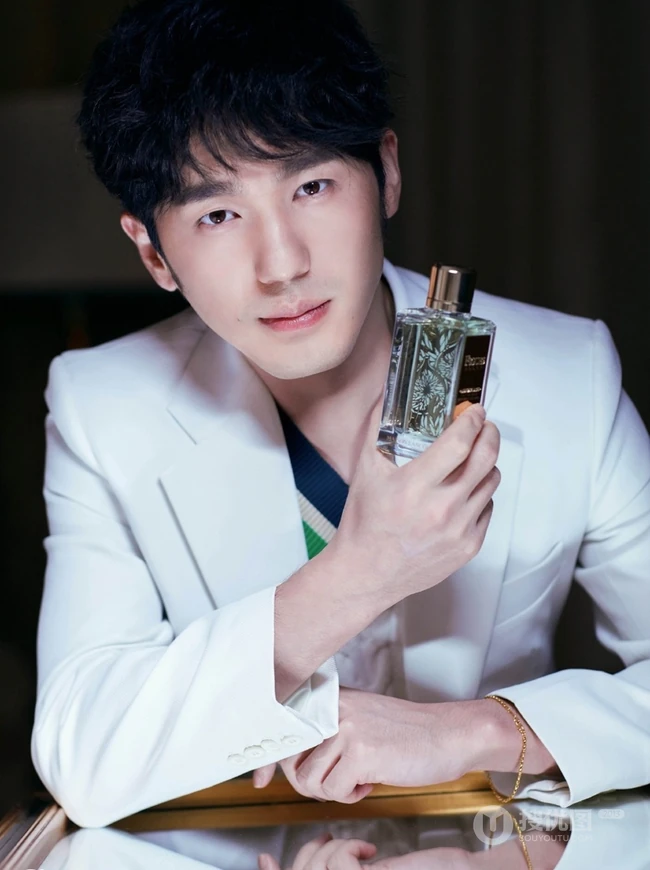 白宇化身白衣绅士，手拿香水尽显优雅绅士风范
