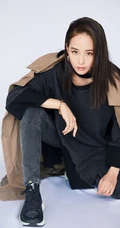 张钧甯牛仔休闲装扮席地而坐酷美写真图片