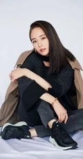 张钧甯牛仔休闲装扮席地而坐酷美写真图片