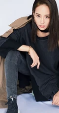 张钧甯牛仔休闲装扮席地而坐酷美写真图片