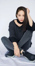 张钧甯牛仔休闲装扮席地而坐酷美写真图片