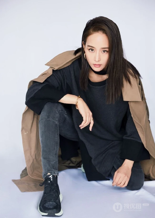 张钧甯牛仔休闲装扮席地而坐酷美写真图片