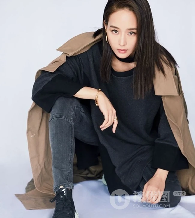张钧甯牛仔休闲装扮席地而坐酷美写真图片