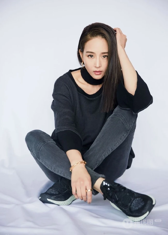 张钧甯牛仔休闲装扮席地而坐酷美写真图片