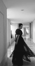 王智飘逸气质黑色连衣裙礼服写真图片