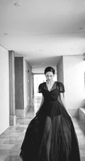王智飘逸气质黑色连衣裙礼服写真图片
