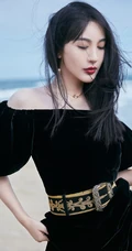 李菲儿大秀气质美肩，着黑色露肩长裙海边写真图片