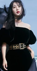李菲儿大秀气质美肩，着黑色露肩长裙海边写真图片