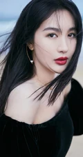 李菲儿大秀气质美肩，着黑色露肩长裙海边写真图片