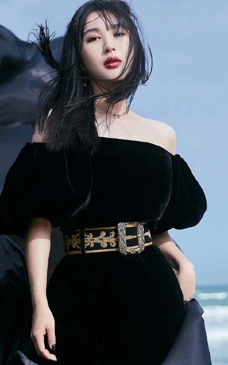 李菲儿大秀气质美肩，着黑色露肩长裙海边写真图片
