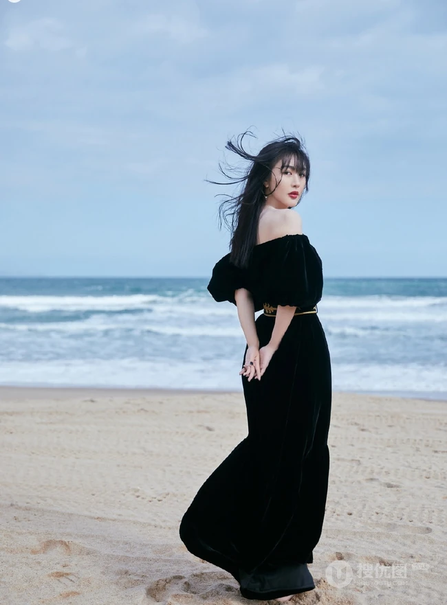 李菲儿大秀气质美肩，着黑色露肩长裙海边写真图片