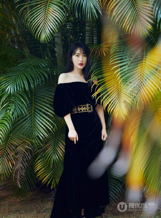 李菲儿大秀气质美肩，着黑色露肩长裙海边写真图片