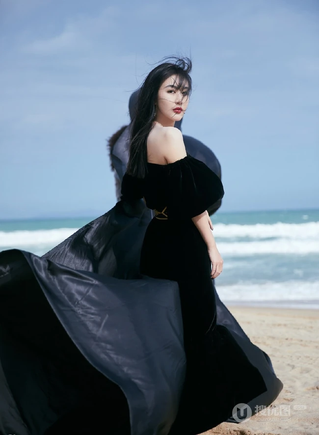 李菲儿大秀气质美肩，着黑色露肩长裙海边写真图片