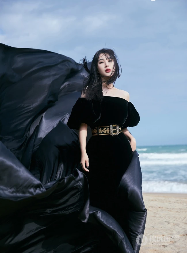 李菲儿大秀气质美肩，着黑色露肩长裙海边写真图片