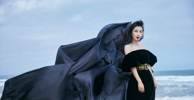 李菲儿大秀气质美肩，着黑色露肩长裙海边写真图片