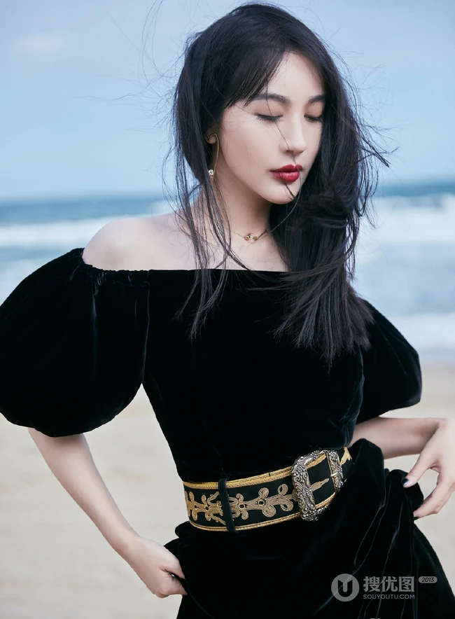 李菲儿大秀气质美肩，着黑色露肩长裙海边写真图片