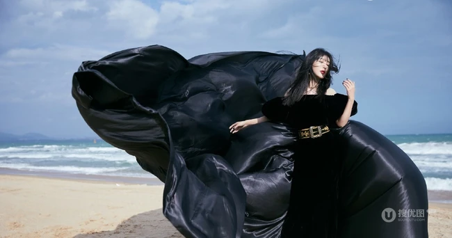 李菲儿大秀气质美肩，着黑色露肩长裙海边写真图片