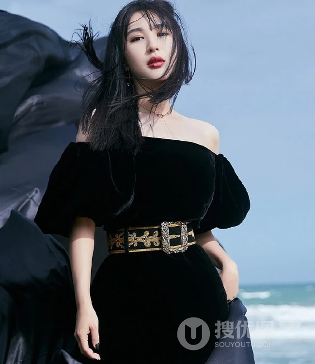 李菲儿大秀气质美肩，着黑色露肩长裙海边写真图片