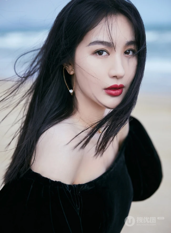 李菲儿大秀气质美肩，着黑色露肩长裙海边写真图片