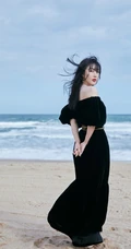 李菲儿大秀气质美肩，着黑色露肩长裙海边写真图片