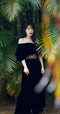 李菲儿大秀气质美肩，着黑色露肩长裙海边写真图片