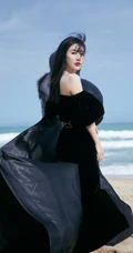 李菲儿大秀气质美肩，着黑色露肩长裙海边写真图片