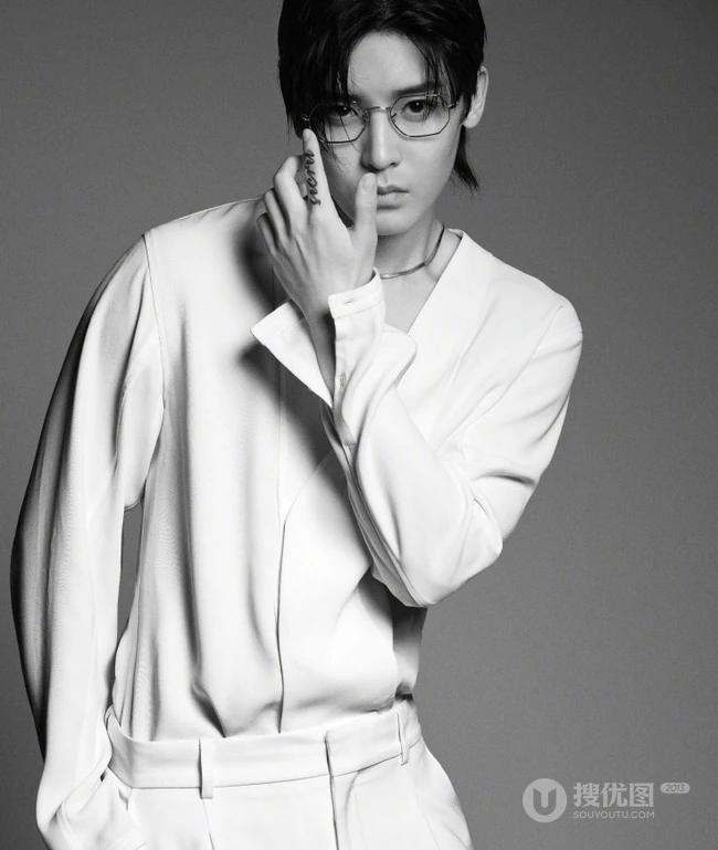 侯明昊戴眼镜帅气造型登《红秀GRAZIA》杂志写真图片