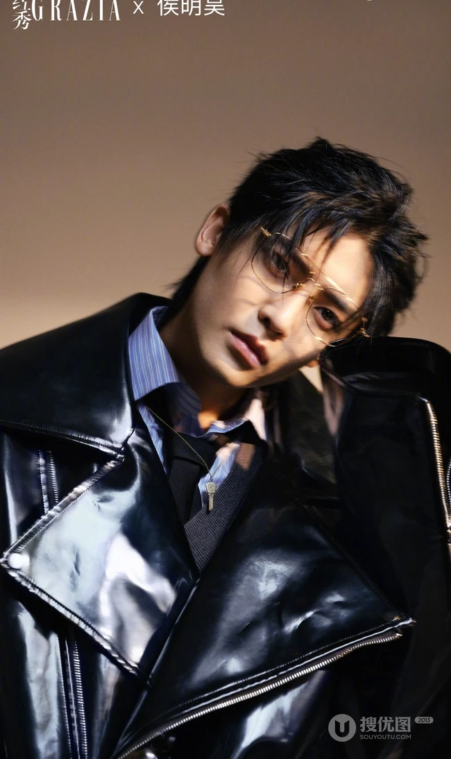 侯明昊戴眼镜帅气造型登《红秀GRAZIA》杂志写真图片