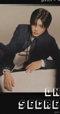 侯明昊戴眼镜帅气造型登《红秀GRAZIA》杂志写真图片