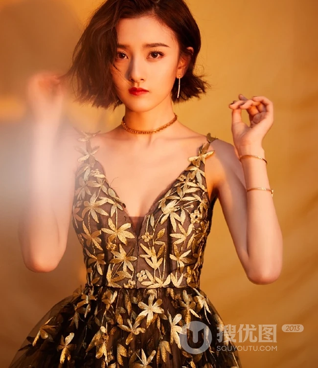 宋祖儿着V领金叶露背纱裙搭配短发造型气质写真图片