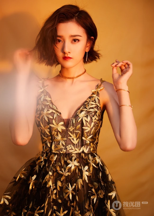 宋祖儿着V领金叶露背纱裙搭配短发造型气质写真图片