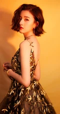 宋祖儿着V领金叶露背纱裙搭配短发造型气质写真图片