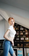 女生模特爱丽儿牛仔裤室内写真，健康色肌肤与高挑身材无可挑剔