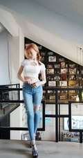 女生模特爱丽儿牛仔裤室内写真，健康色肌肤与高挑身材无可挑剔