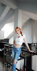 女生模特爱丽儿牛仔裤室内写真，健康色肌肤与高挑身材无可挑剔