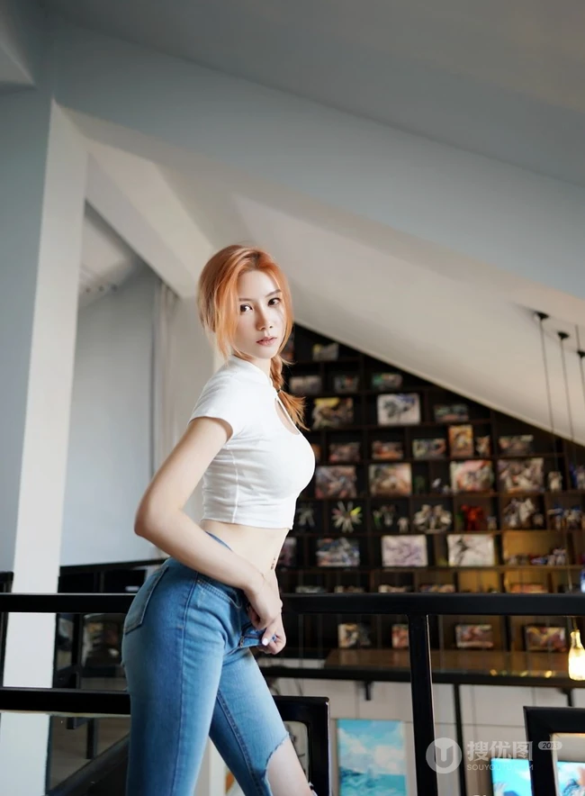 女生模特爱丽儿牛仔裤室内写真，健康色肌肤与高挑身材无可挑剔
