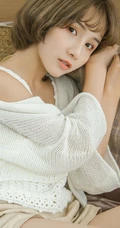 短发可爱俏皮女生穿着白衣短裤居家书房唯美动人写真
