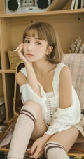 短发可爱俏皮女生穿着白衣短裤居家书房唯美动人写真