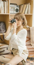 短发可爱俏皮女生穿着白衣短裤居家书房唯美动人写真
