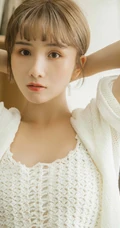 短发可爱俏皮女生穿着白衣短裤居家书房唯美动人写真