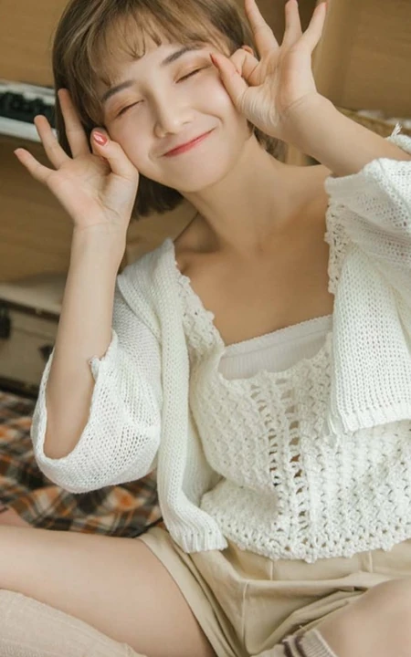 短发可爱俏皮女生穿着白衣短裤居家书房唯美动人写真
