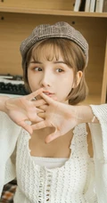 短发可爱俏皮女生穿着白衣短裤居家书房唯美动人写真
