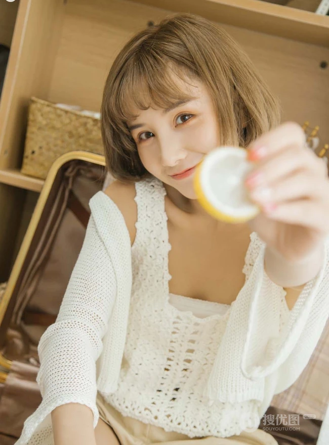 短发可爱俏皮女生穿着白衣短裤居家书房唯美动人写真