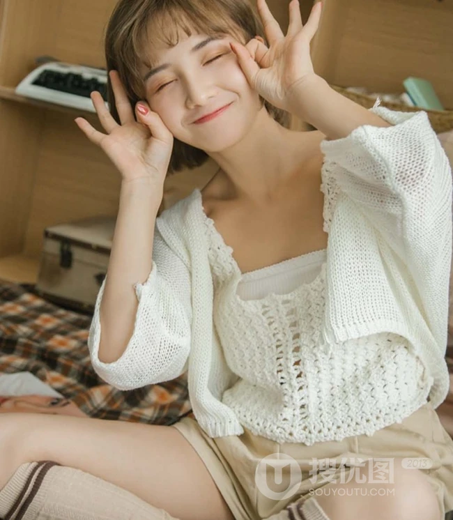 短发可爱俏皮女生穿着白衣短裤居家书房唯美动人写真