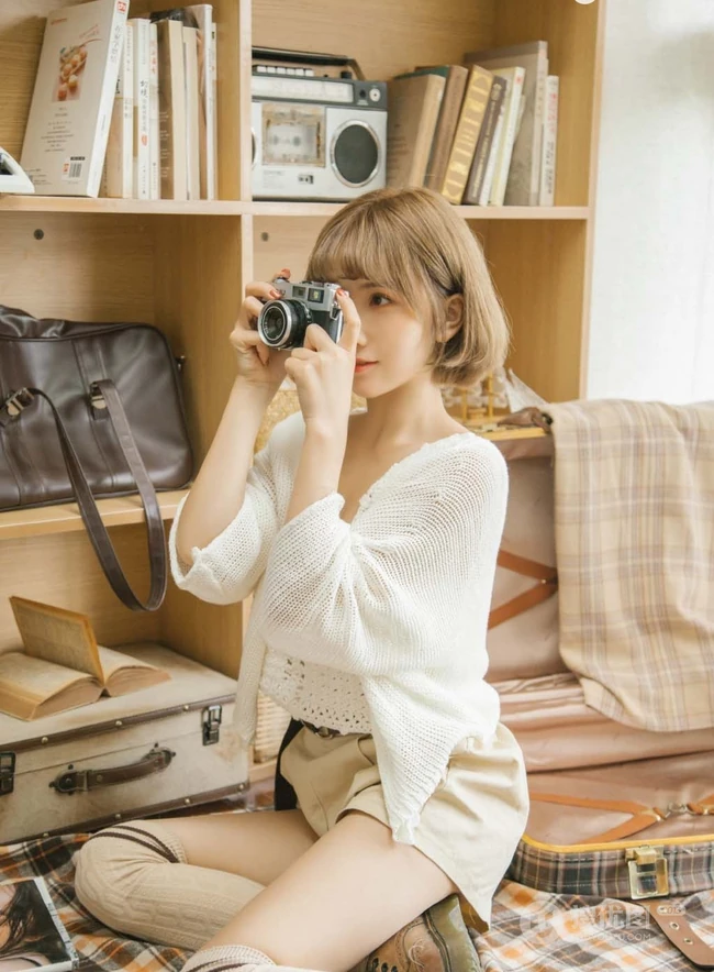 短发可爱俏皮女生穿着白衣短裤居家书房唯美动人写真